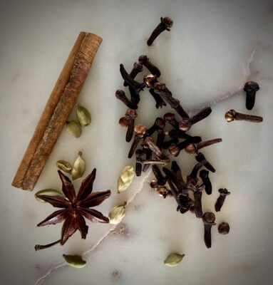 mélange d'épices pour faire du jus de seaberry épicé: cardamome, cannelle, anis étoilé et clous de girofle.